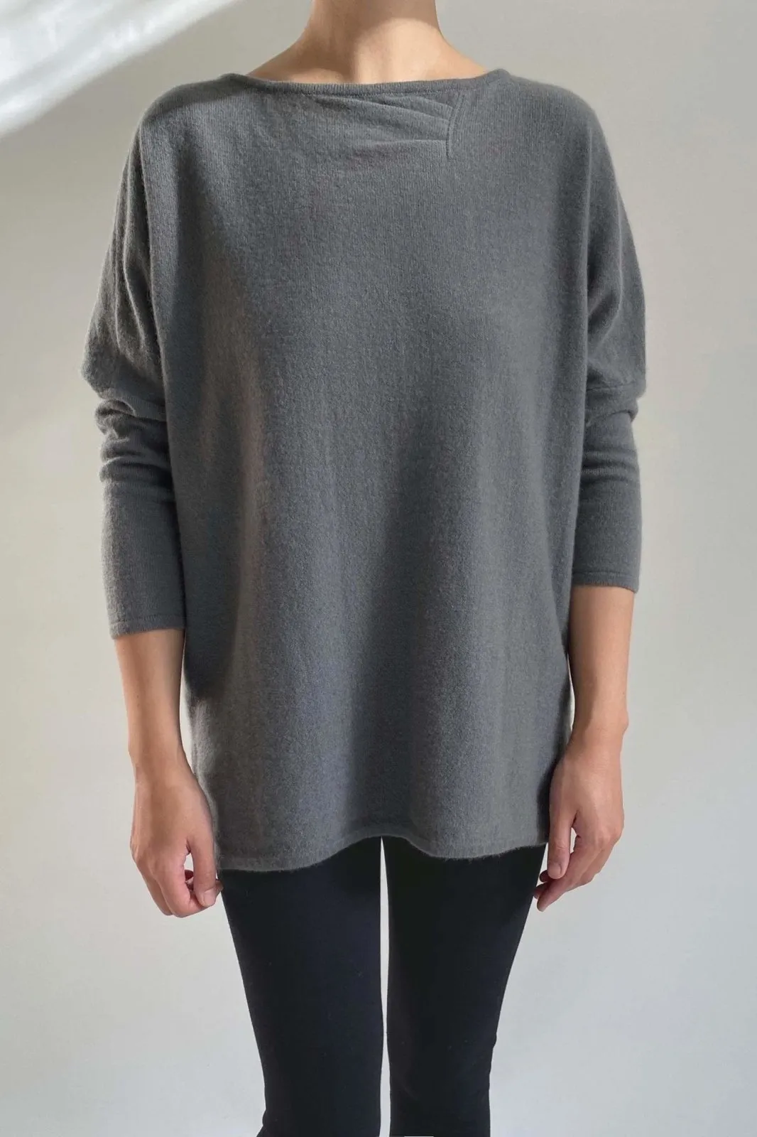 Boat neck cashmere jumper in ash grey