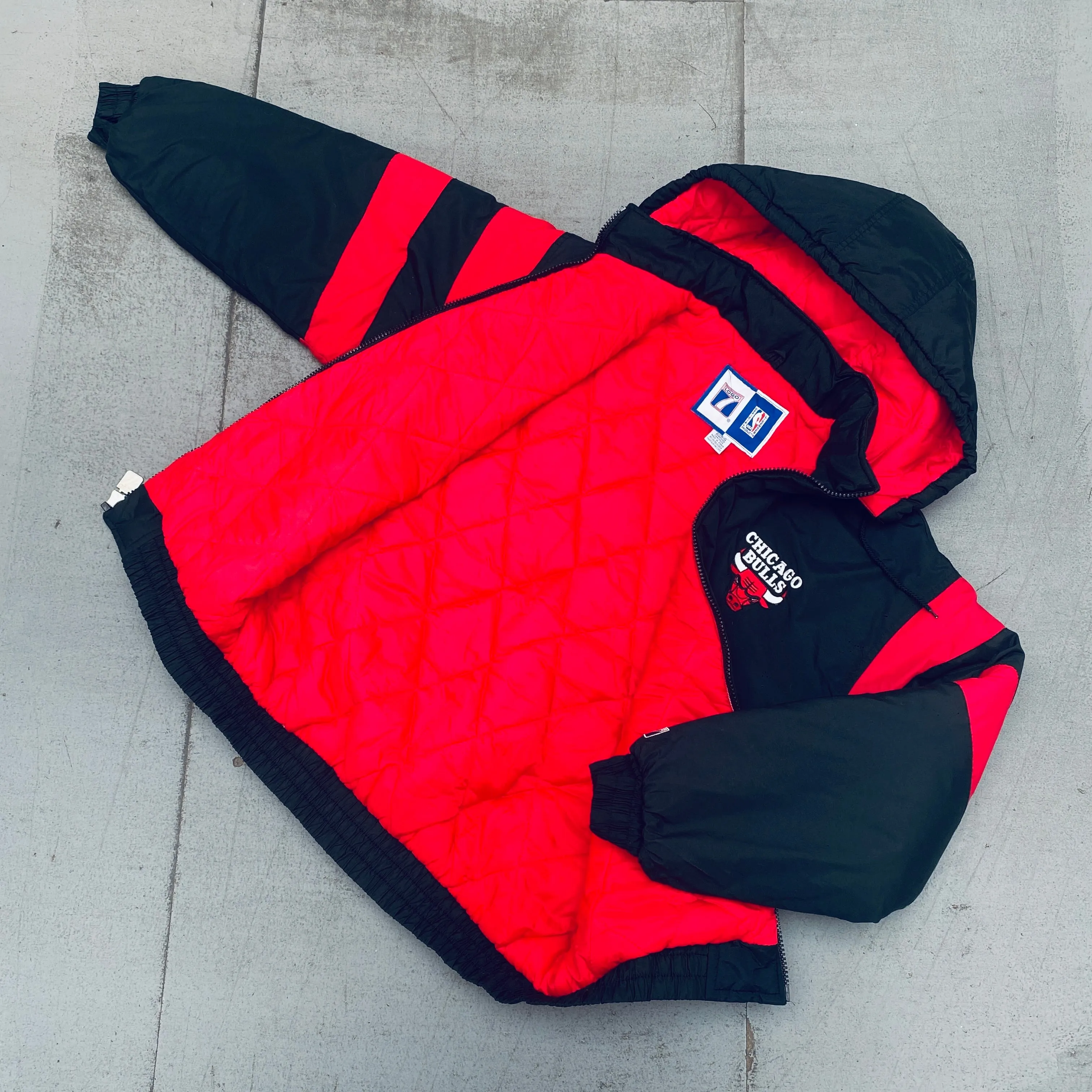 Chicago Bulls: 1990's Logo 7 Reverse Spellout Fullzip Jacket (L)